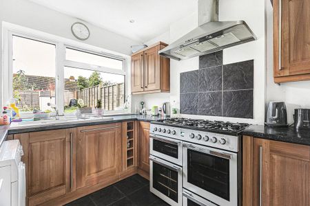 Bond Street, Englefield Green, Egham, Surrey, TW20 0PU - Photo 2