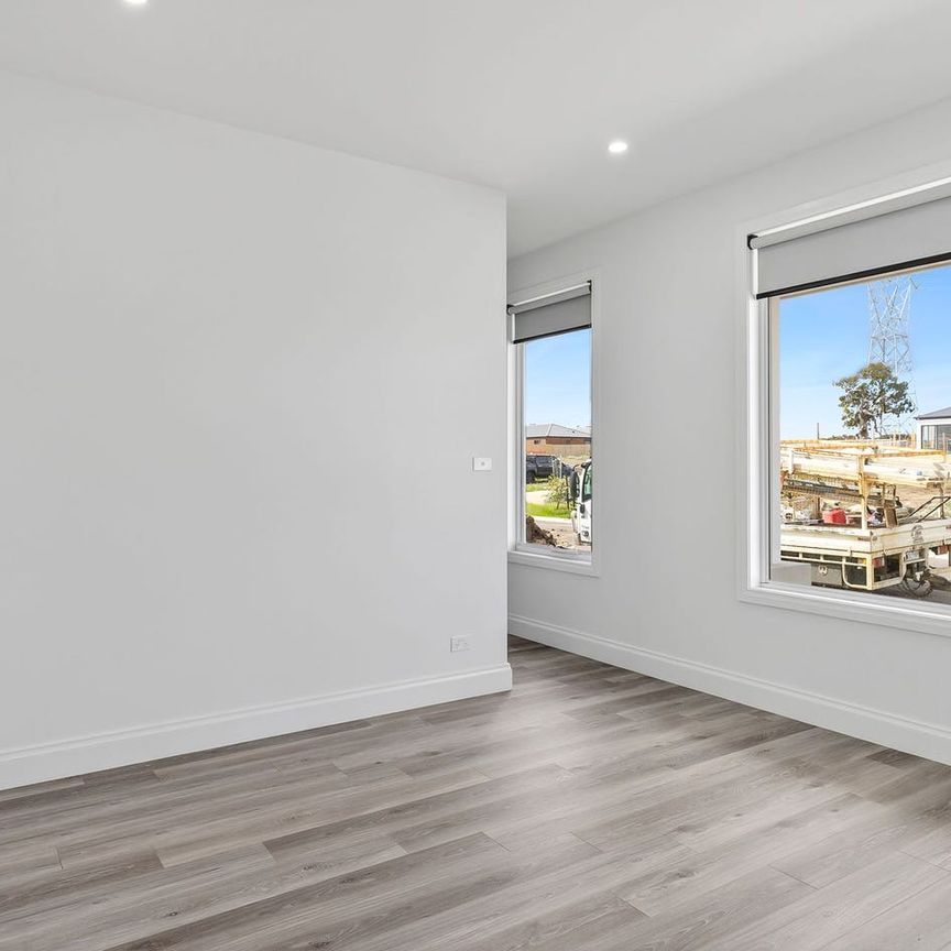 Stunning 3-Bedroom Family Home in Mickleham - Photo 1