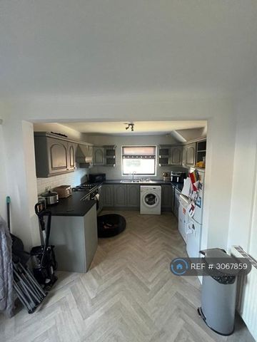3 bedroom semi-detached house to rent - Photo 5
