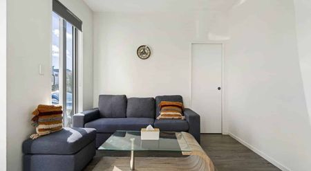 Modern 3-Bedroom Home in Takanini/Papakura - Photo 3
