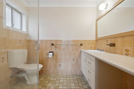 One bedroom flat with utilities & lawn mowing included - Photo 5