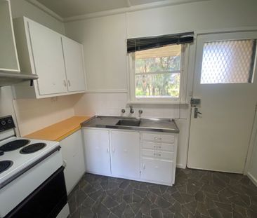 Bedsitter Available in Lansdowne Street - Photo 2