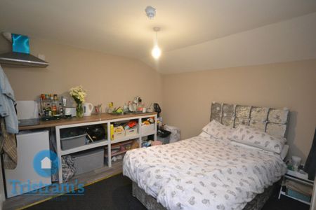 6 bed Flat for Rent - Photo 2