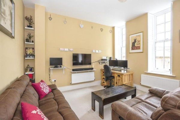 Chichester 2 bedroom flat to rent - Photo 1