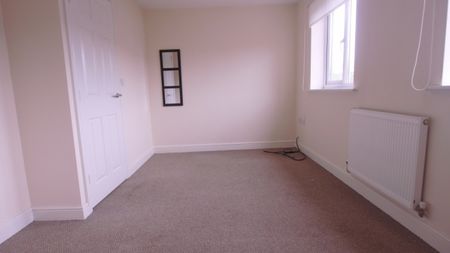 4 Bedroom Semi-Detached House - Photo 2