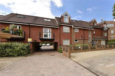 Duplex apartment with balcony and parking within 150 metres of Amersham train and Metropolitan line tube station. - Photo 3