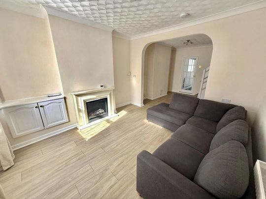 PETERBOROUGH - Photo 1