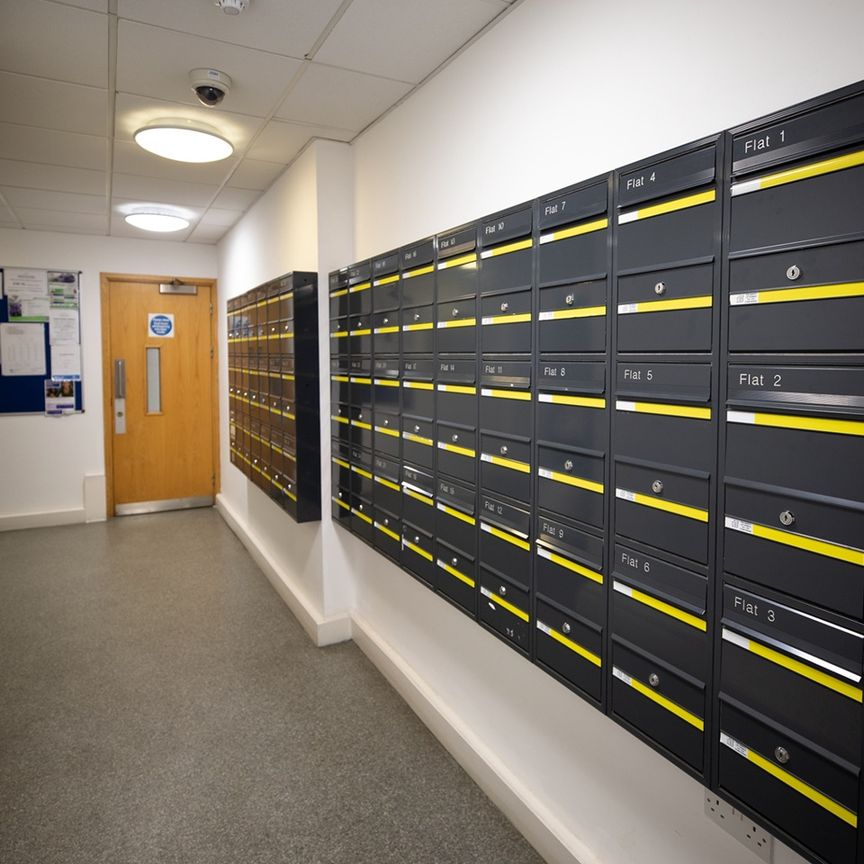 Bedsit, Anne Bryans House, NW3 - Photo 1