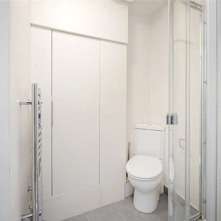 3 bedroom flat in London - Photo 4