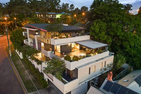 Prestigious boutique apartment with stunning mountain views – LARGEST in complex. - Photo 2