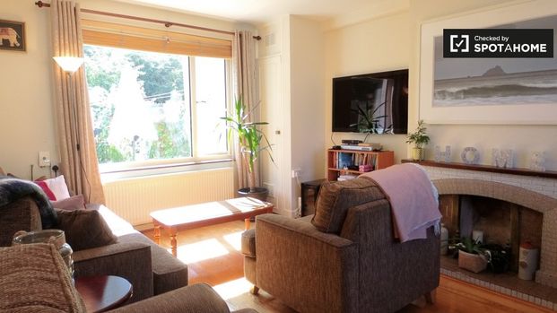 Room for rent in 2-bedroom house in Ballygall, Dublin - Photo 1