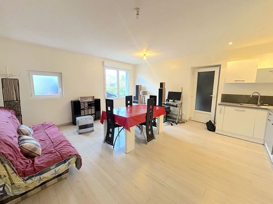 A LOUER MAISON DE VILLAGE DE 46 M2 AVEC GARAGE - SECTEUR PUGNAC - Photo 1