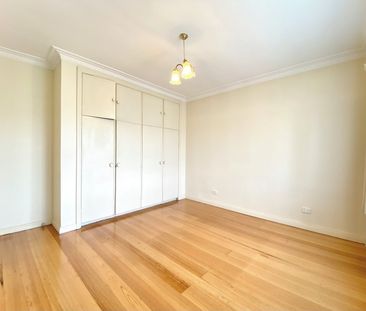 SPACIOUS THREE BEDROOM HOME IN EXCELLENT LOCATION - Photo 5