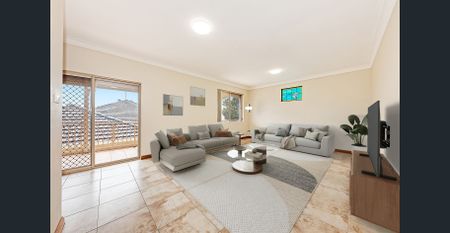 Spacious house with water glimpses - Photo 3