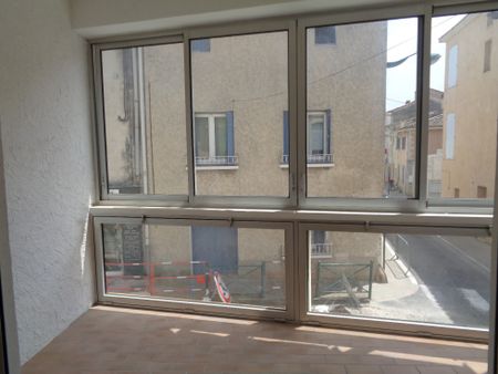 T3 rénové de 83 m² environ avec véranda et garage ! - Photo 2