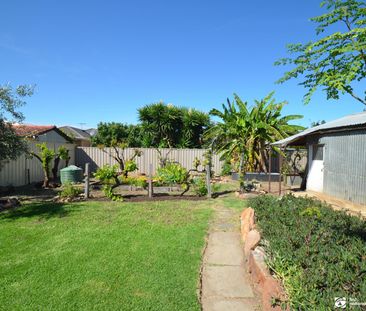 3 bedroom home, just a short walk to tram! - Photo 3