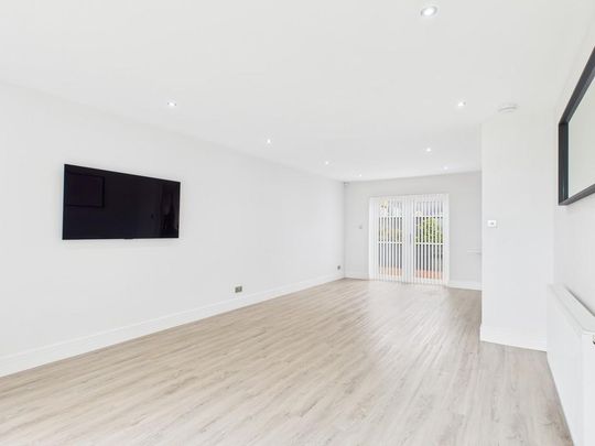 4 bedroom detached house to rent - Photo 1