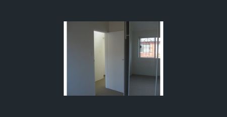 3 bedroom, 2.5 bathrooms, 2 garage spaces, courtyard - Photo 3