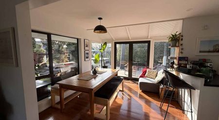 Huge 4 Bedroom Furnished Home - Photo 4