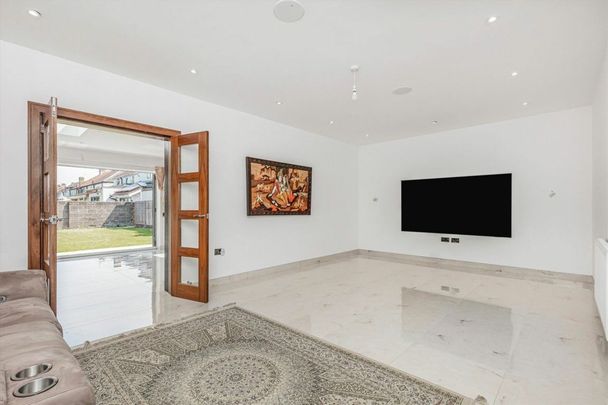 Hampton Lane, Hanworth, TW13 - Photo 1