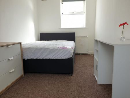 3 bedroom flat to rent - Photo 4