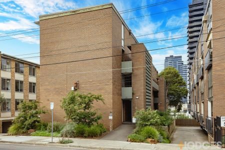 2 STOREY APARTMENT IN PRIME LOCATION - Photo 2