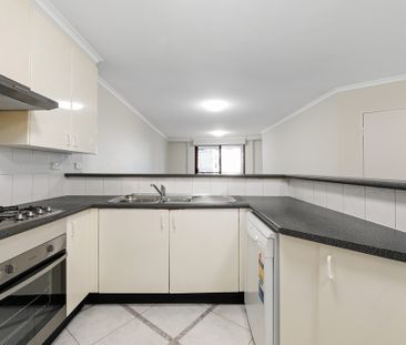 Modern Two Bedroom Retreat with Secure Parking - Photo 2