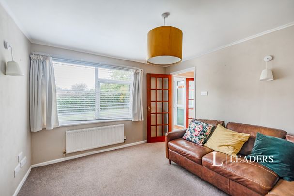 3 bedroom house to rent Fleming Walk, RH19 - Photo 1