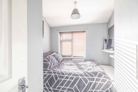 3 bed terraced house to rent in Pemberton Road, Slough, SL2 - Photo 2