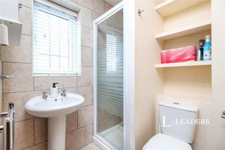 4 bedroom detached house to rent - Photo 4