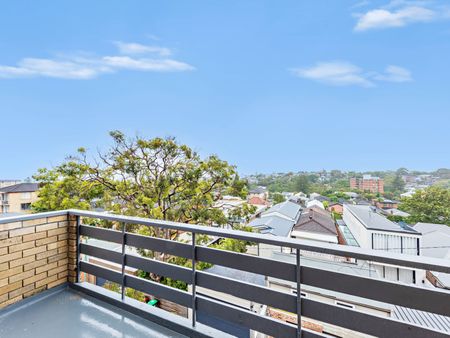 TOP FLOOR APARTMENT! - Photo 2