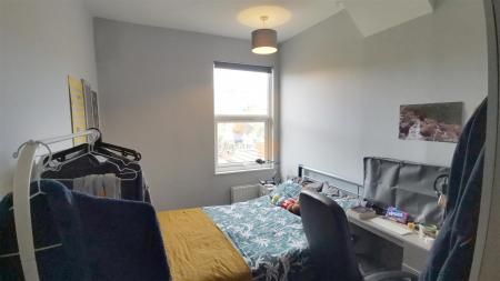 4 bedroom Terraced House To Let - Photo 2