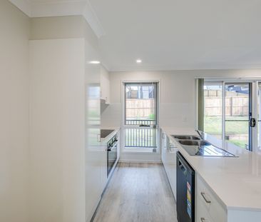 Stylish Family Home in a Peaceful Cul-de-Sac! - Photo 6
