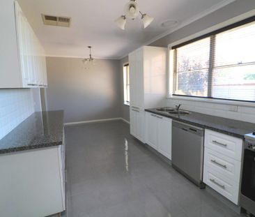 A family home in a perfect location. - Photo 4