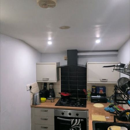 Room in a Shared House, Pink Bank Lane, M12 - Photo 4