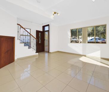 Spacious 2 Bedroom Townhouse - $730 per week! - Photo 6