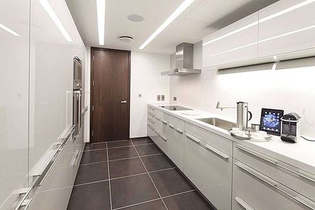 An opportunity to acquire a four bedroom lateral apartment (247 sq m/2,666 sq ft) set within this landmark purpose built block with parking and 24 hour concierge.viewing - Photo 4