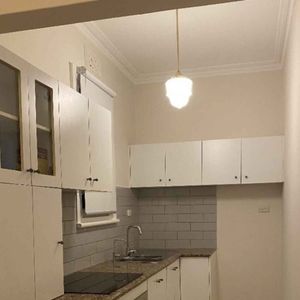 Stylish One Bedroom Apartment - Photo 2