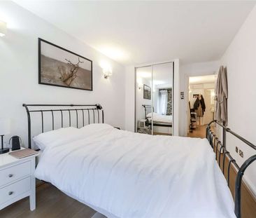 This property benefits from a bright and spacious reception room wi... - Photo 5