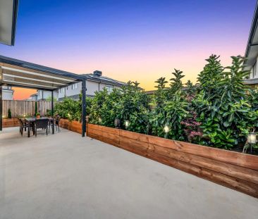 Modern 5-Bedroom Family Home in Prime Location - Photo 1