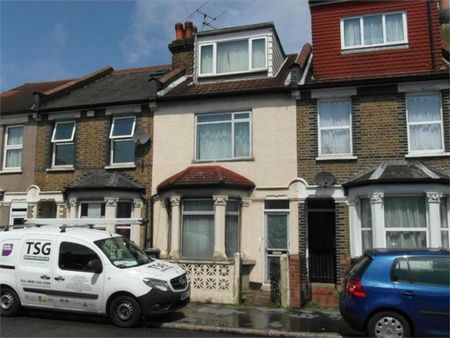 1 bedroom in a house share to rent - Photo 3