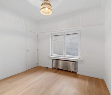 Volledig gerenoveerd gelijkvloersappartement met privatieve koer op... - Photo 1
