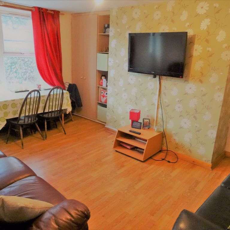 6 bedroom Flat in Hollybank, Leeds - Photo 1