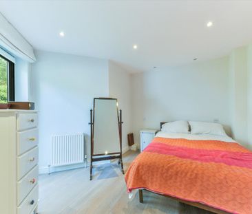 Beautifully presented two bed house in a quiet mews in Islington, N1. - Photo 5