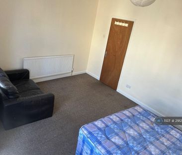 1 bedroom in a house share to rent - Photo 2
