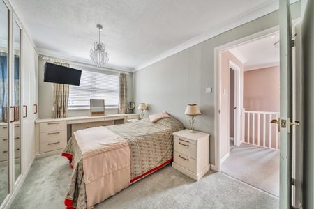 38 Amis Avenue, Addlestone - 4 bedrooms Property for lettings - Seymours - Photo 5