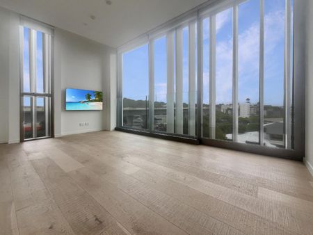 Immaculately presented sunny apartment - Photo 2