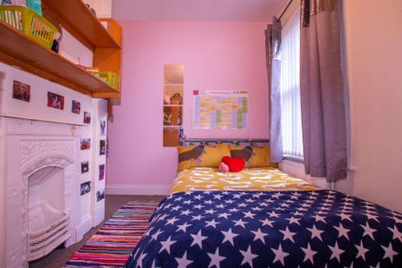 Wonderful six bedroom house with original features and modern updates - Photo 5