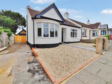 3 bedroom semi-detached bungalow to rent - Photo 5