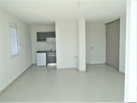 Location Appartement 2 pièces 44m² LE CANNET DES MAURES 83340 - Photo 2